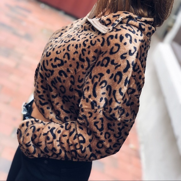 Nia Leopard Fleece Cropped Pull Over - Picture 4 of 7
